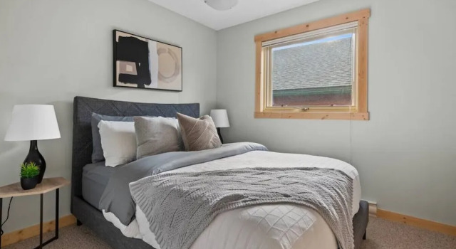 SPACIOUS 3,000 sq2 Luxury Home | PRIVATE Pool & Hot Tub | STEPS to Kinsmen Beach, Buchen Sie Hotel  