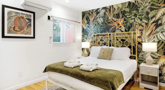 2 Units in Prime Hollywood Location Chic Renovated 1bdrs w/ Patio Avantstay, Забронировать Дом для отпуска Коттеджи Голливуда, Коттедж