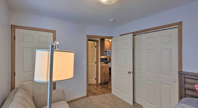 Cozy Cedar Rapids Pad - 2 Blocks to Mercy Care!, Varaa Lomakoti Cedar Rapids Iowa