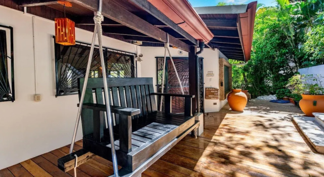 Коттедж с 4 комнатами рядом с пляжем 5-BD Beachfront, Ocean-View Hillside Home