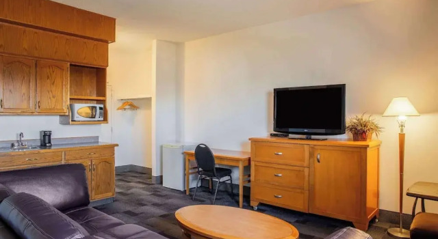 Номер Deluxe Days Inn & Conference Centre by Wyndham Camrose Norsemen