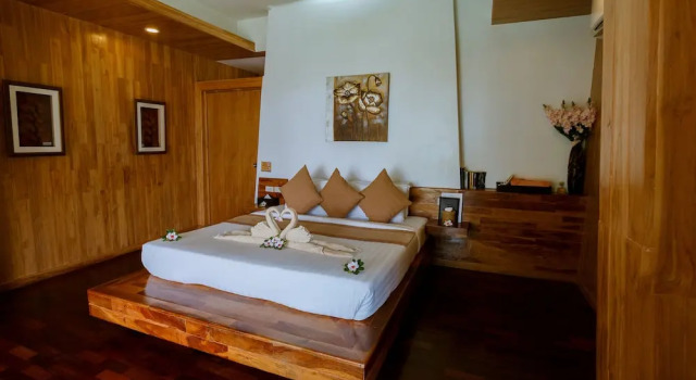 Бунгало Beachfront Bundhaya Villas