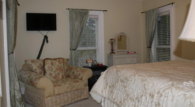 Monroe Manor Inn, Buchen Sie Bed & Breakfast South Haven Michigan
