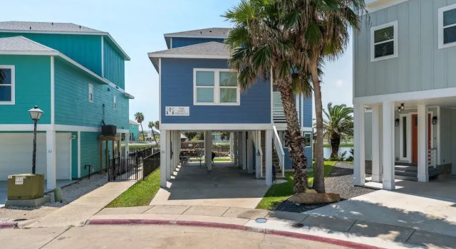 Коттедж Elegant 4BR Coastal Escape With Stunning Views