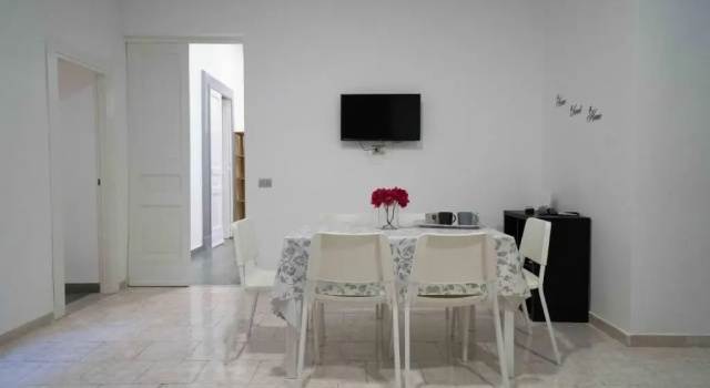 Central House Decumano Superiore by Dimorra, Забронировать Отель Неаполь Кампания, рядом с Церковь и монастырь Сан-Лоренцо-Маджоре