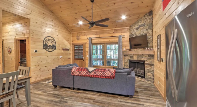 Coosawattee River Resort Cabin w/ Private Hot Tub!, Buchen Sie Resort Ellijay 