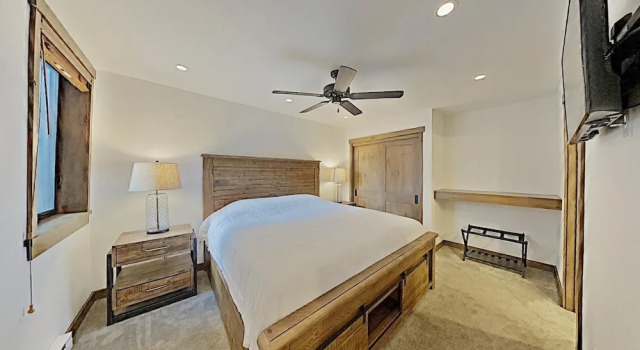 Deluxe Slopeside Home Just STEPS to Mammoth Mountain Slopes and Village Gondola - 3 Spas, Sauna and Pool by RedAwning, Varaa Huoneisto Mammoth Lakes Mammoth