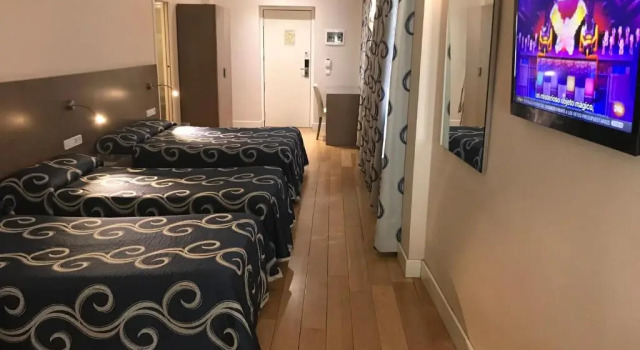 Четырёхместный номер Standard Hostal Sol Square Madrid