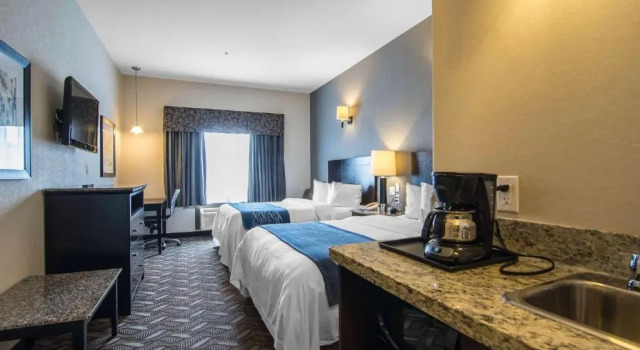 Четырёхместный номер Standard Comfort Inn & Suites Fort Saskatchewan