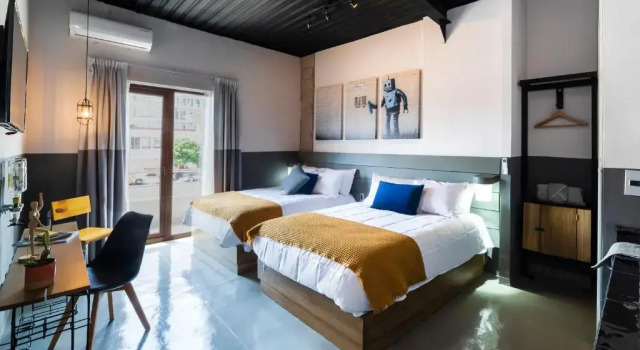 Четырёхместный номер Standard с балконом Hotel NEXT Guadalajara