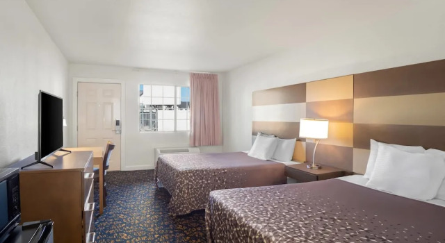 Четырёхместный номер Standard Rodeway Inn Garland Harbor Point
