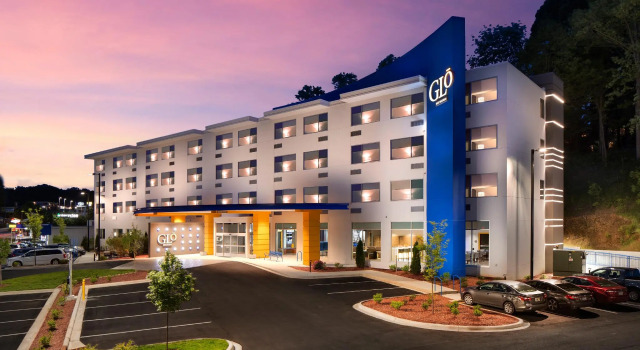 Кровать в общем номере GLo Hotel Asheville-Blue Ridge Parkway