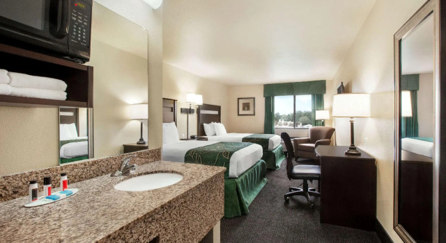 Четырёхместный номер Standard Travelodge by Wyndham Livonia
