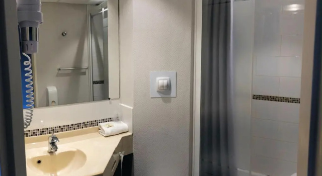 Четырёхместный номер Standard Sure Hotel by Best Western Rennes Chantepie