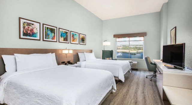 Четырёхместный номер Standard с видом на озеро Hilton Garden Inn Palm Beach Gardens