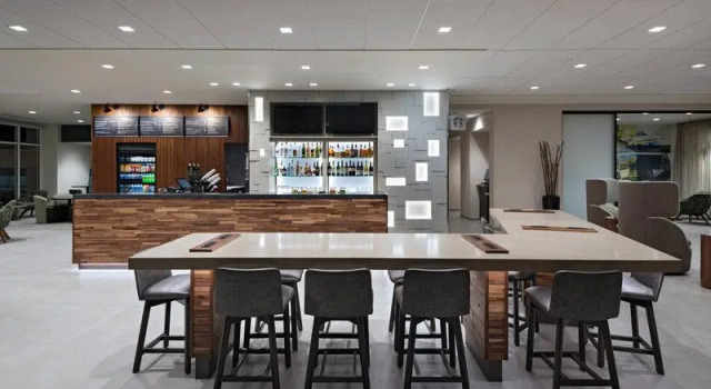 Кровать в общем номере Courtyard by Marriott Jackson Madison