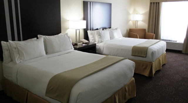 Четырёхместный номер Standard Holiday Inn Express Yorkton East by IHG