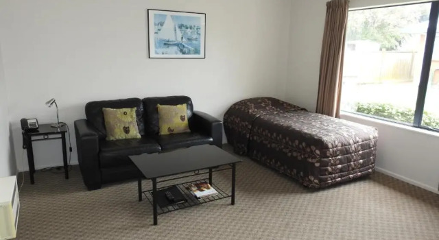 Апартаменты Tudor Lodge Motel