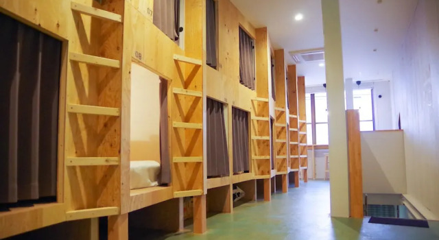 Кровать в общем номере Travelers house ROOTs