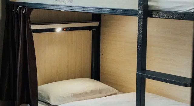 Кровать в общем номере Snoozles Galway City Centre
