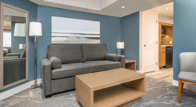 Четырёхместный люкс Coast Tsawwassen Inn