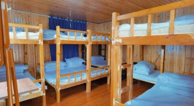 Кровать в общем номере Huayin Five Cloud Mountain Inn