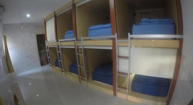 Кровать в общем номере Jepun Segara Guest House