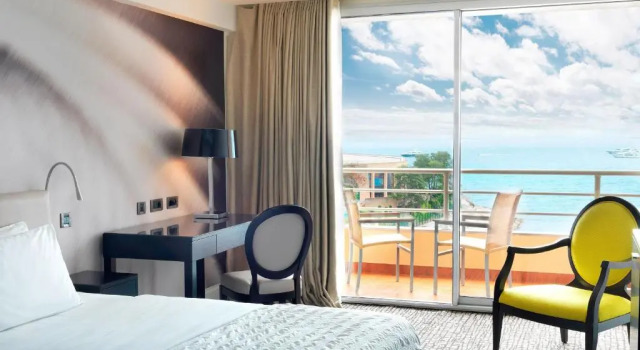 Двухместный номер Deluxe с балконом и с видом на море Le Méridien Beach Plaza