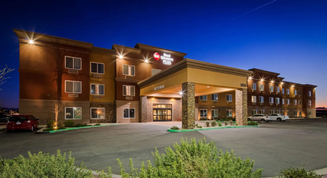 Четырёхместный номер Standard Wyndham Garden Lancaster CA