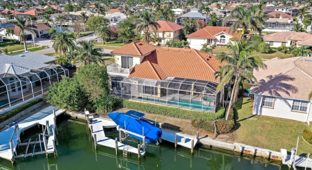 Коттедж Large waterfront home with all-day sun on pool