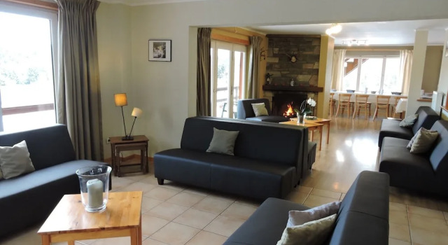 Luxury Group House With a Lovely View of the Forests, Rezervovat Hotel Hotely v Lutych s parkováním, Parkování