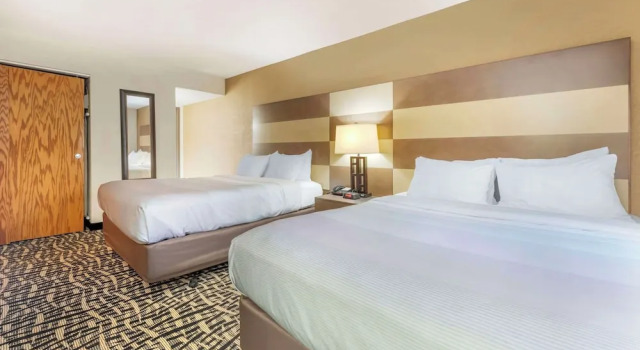Четырёхместный семейный люкс Quality Inn & Suites Mayo Clinic Area