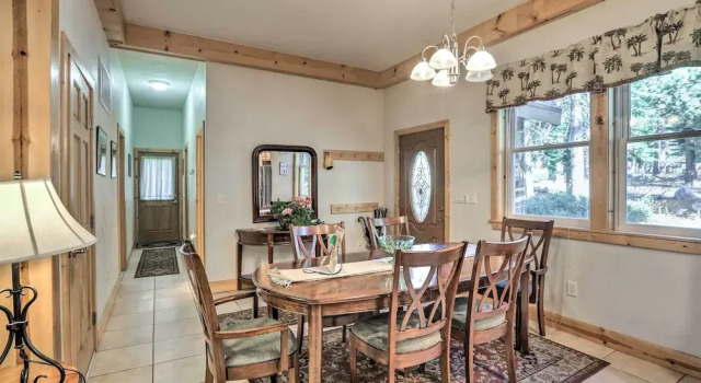 Carnelian Bay Home w/ Hot Tub Near Tahoe Skiing, Забронировать Дом для отпуска Отели Карнелиан-Бэй с парковкой, рядом с Hwy 28 at Old County Rd Bus Stop, Парковка