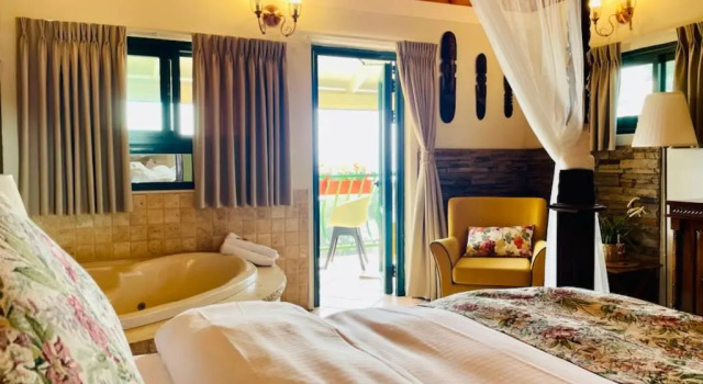 Люкс с видом на озеро Out of Africa Resort