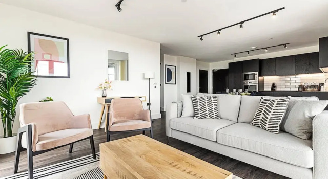 Chic and Sleek Sky-high Apartment, Varaa Huoneisto Asunnot kohteessa Merseyside, Huoneisto
