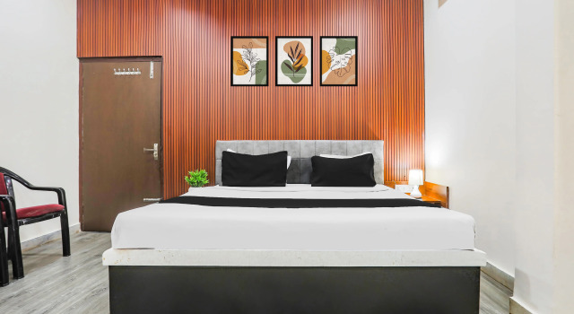 Capital O 41561 Hotel Paradise Residency