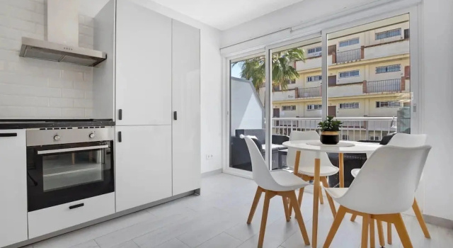 Beachfront Apartment With Terrace, Забронировать Апартаменты/квартира Отели Торремолинос с парковкой, рядом с Torremolinos Train Station, Парковка