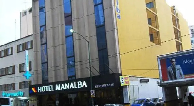 Łóżko w pokoju wieloosobowym Hotel Manalba
