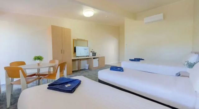 Четырёхместный номер Standard с балконом и с видом на внутренний двор Toowoomba Motel