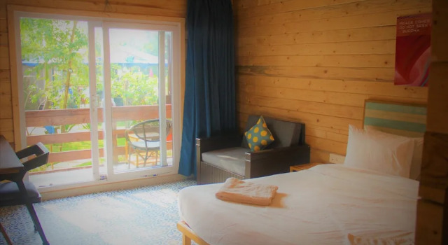 Коттедж с балконом и с видом на сад Lotus Sutra Beachfront Resort