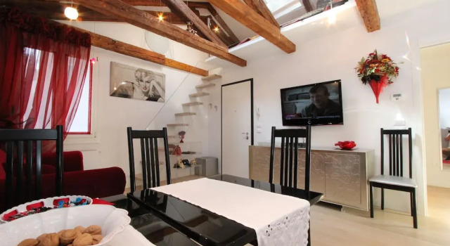 City Apartments - Gold, Забронировать Апартаменты/квартира Кастелло Венеция, рядом с Театр Россини