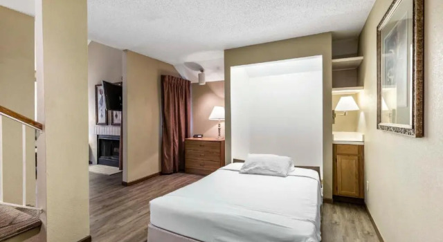 Deluxe suite Arbor Suites at the Mall