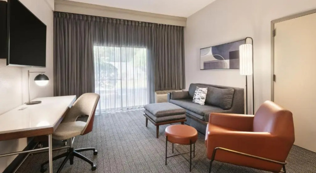 Двухместный люкс c 1 комнатой с балконом и с видом на внутренний двор Courtyard by Marriott Burlington