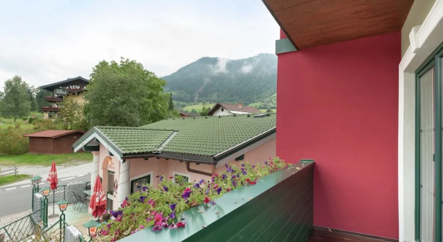Idyllic Holiday Home in Goldegg Weng Near ski bus, Rezerwuj Hotel Hotele w Salzburg z parkingiem, Parking