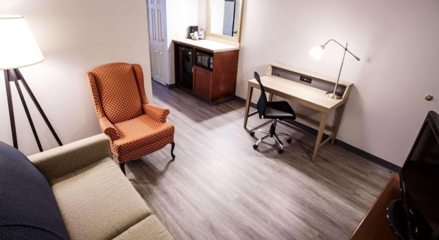 Люкс c 1 комнатой Country Inn & Suites by Radisson, Harrisburg West Mechanicsburg