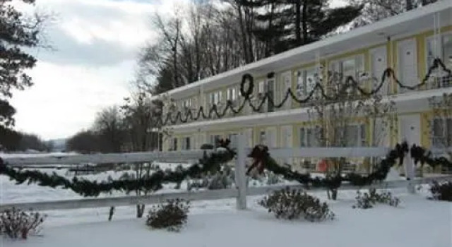 Antons on The Lake Country Inn and Marina, Buchen Sie Hotel Warwick New York State