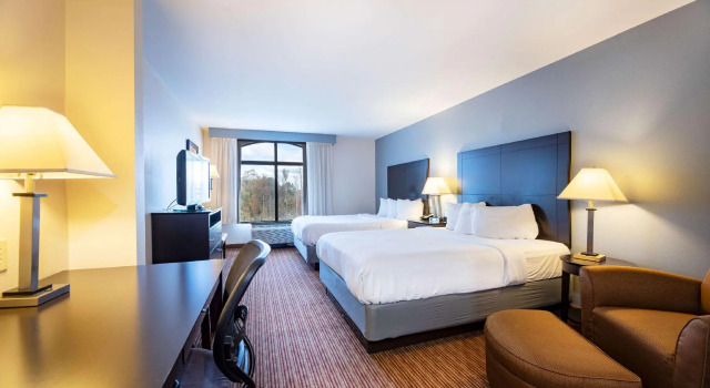 Четырёхместный номер Standard Holiday Inn Express & Suites Raleigh West - Lenovo Center by IHG