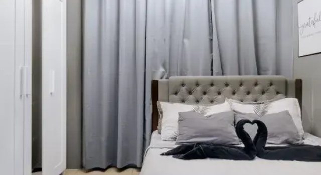 Люкс 1 BR Condo Unit with Balcony 12th Floor | Pool View near MOA
