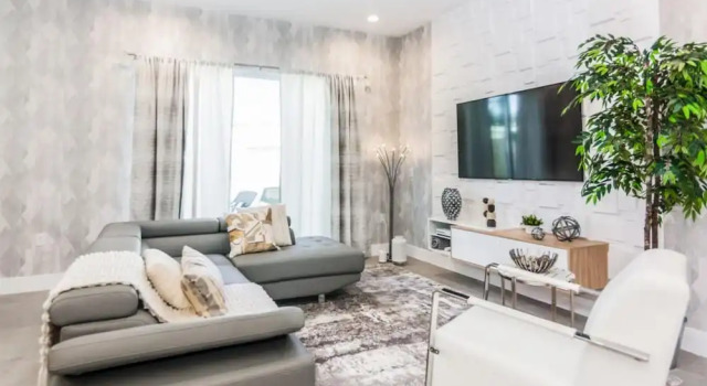 Amazing Townhome with Summer Kitchen SU2668