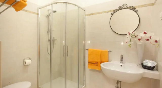 Четырёхместный номер Standard с балконом Hotel International